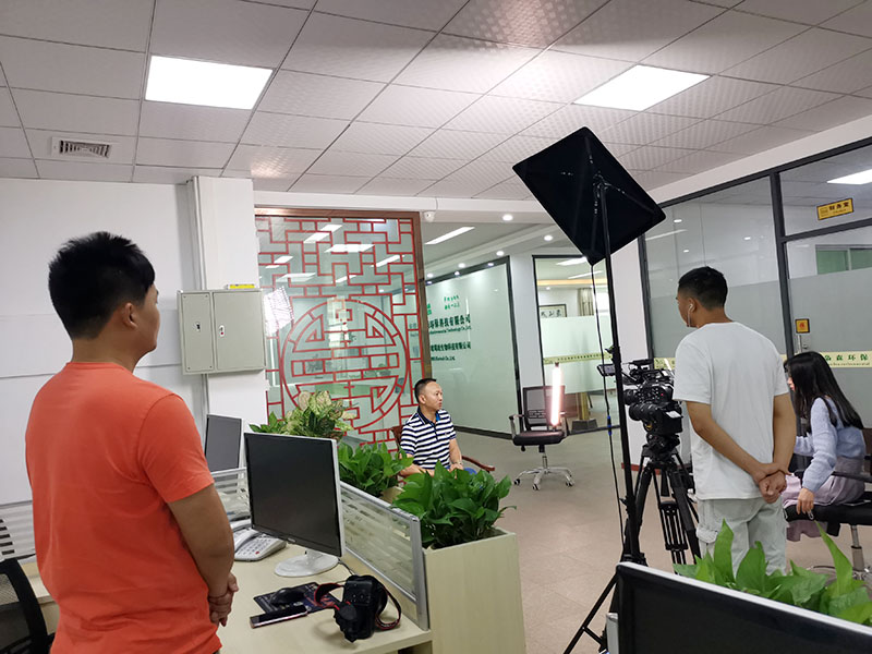CCTV7老故事頻道（dào）《非凡匠人》欄目（mù）組走進東莞市梟（xiāo）森環保科（kē）技有（yǒu）限公司進行實地考（kǎo）察！